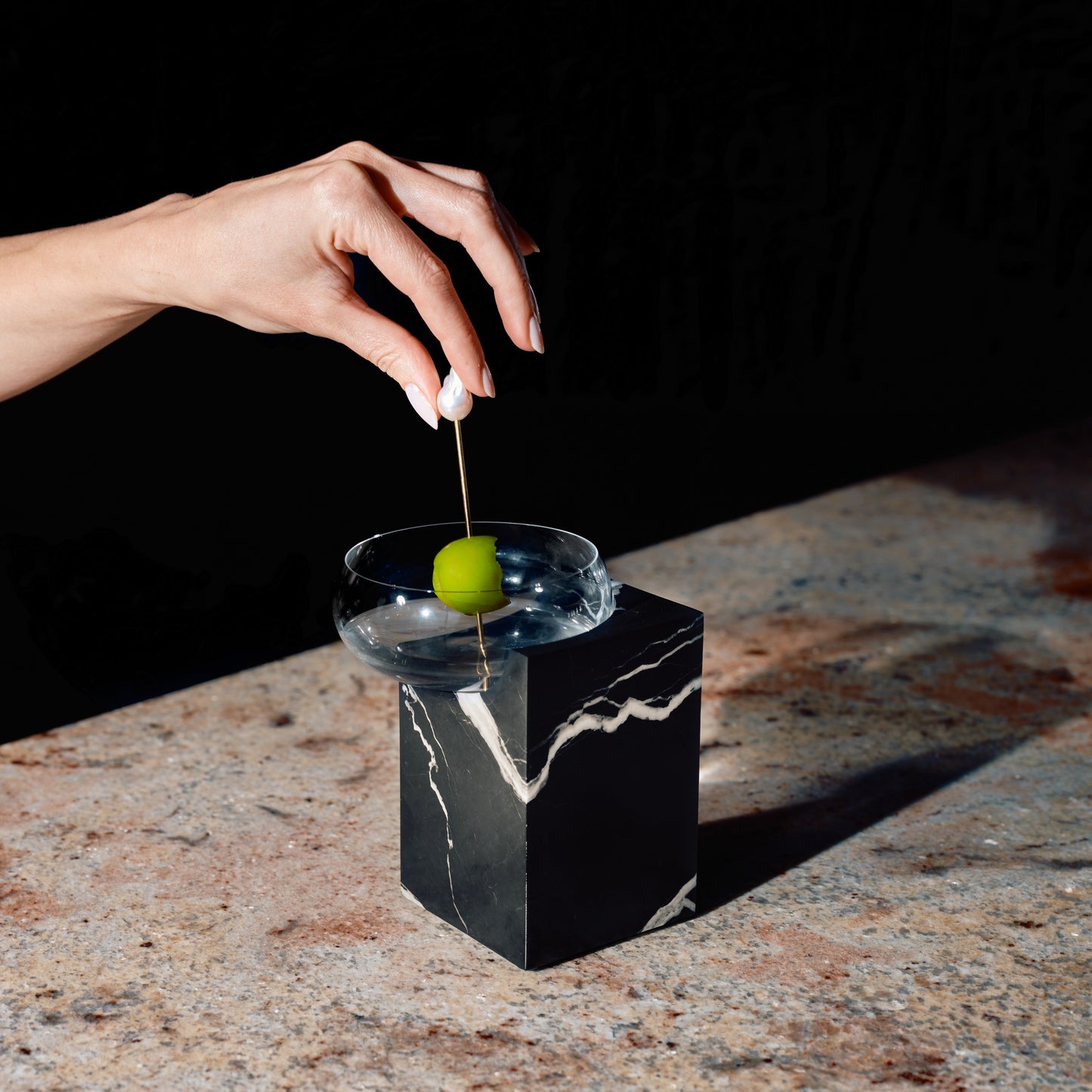 CLIFFHANGER COCKTAILGLAS - SVART MARMOR